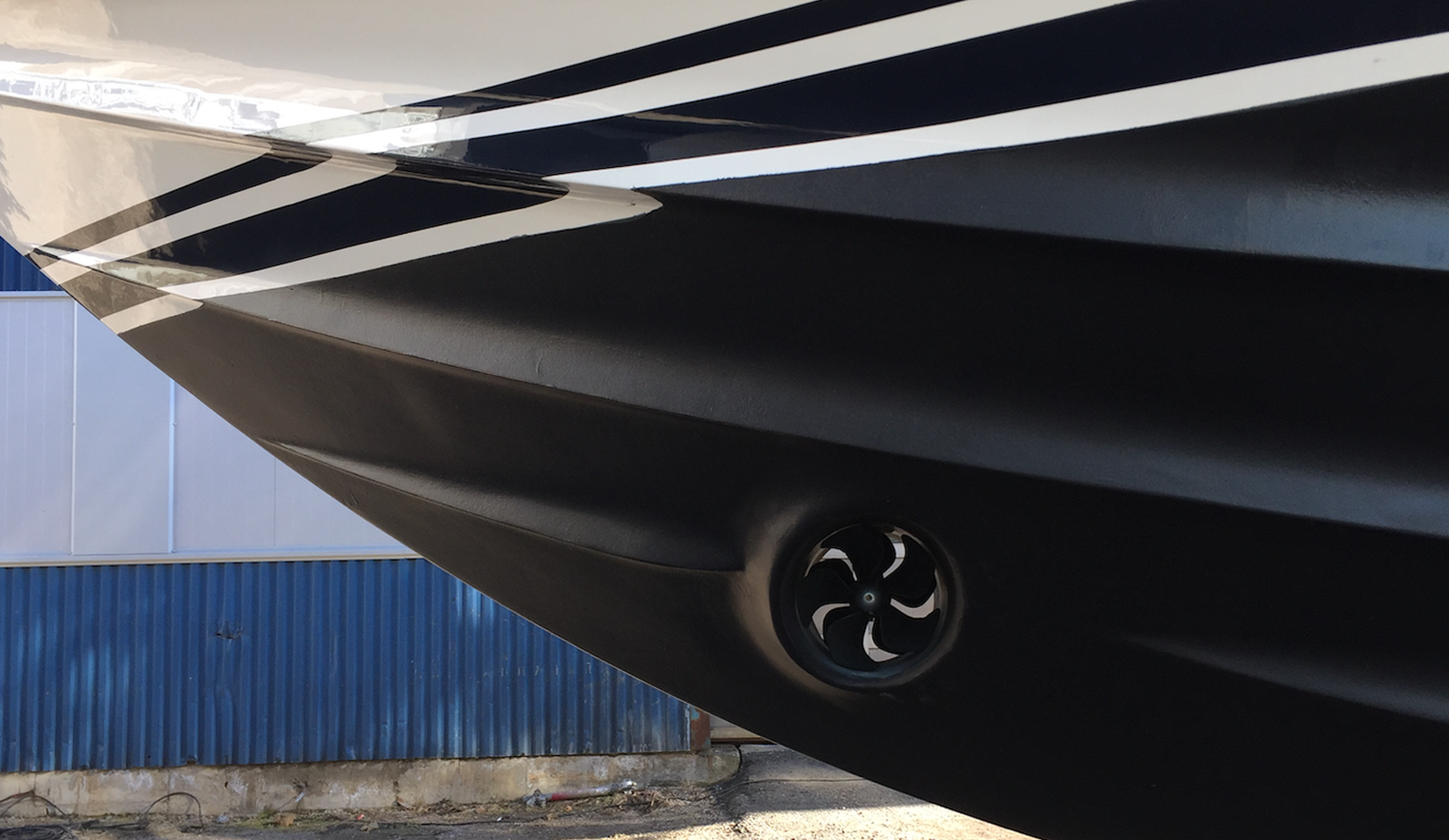 Bow thruster in hull 