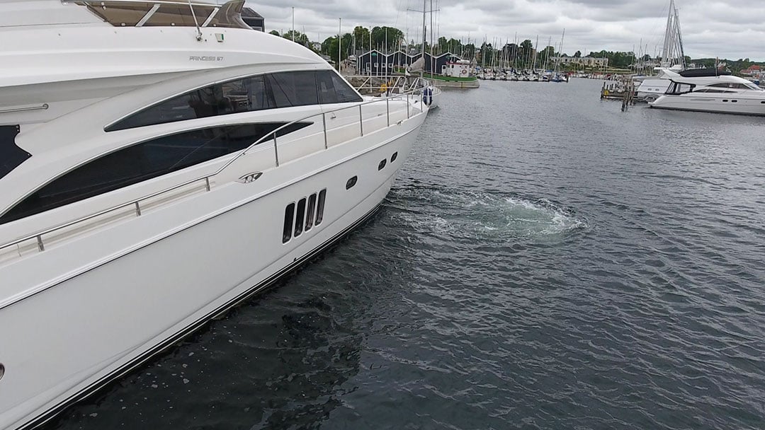 Princess yacht turning using Side-Power thruster system